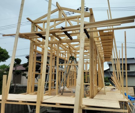 DIYでトレーラーハウスを作っている　屋根張りができない　熊本